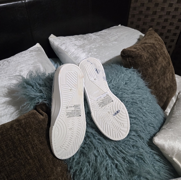 Blingy Silver Sneakers NWT never Worn Size 8 - Picture 3 of 6